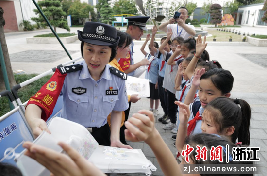 图为:铁路民警帮助旅客。中新社发 贺瑞明 摄