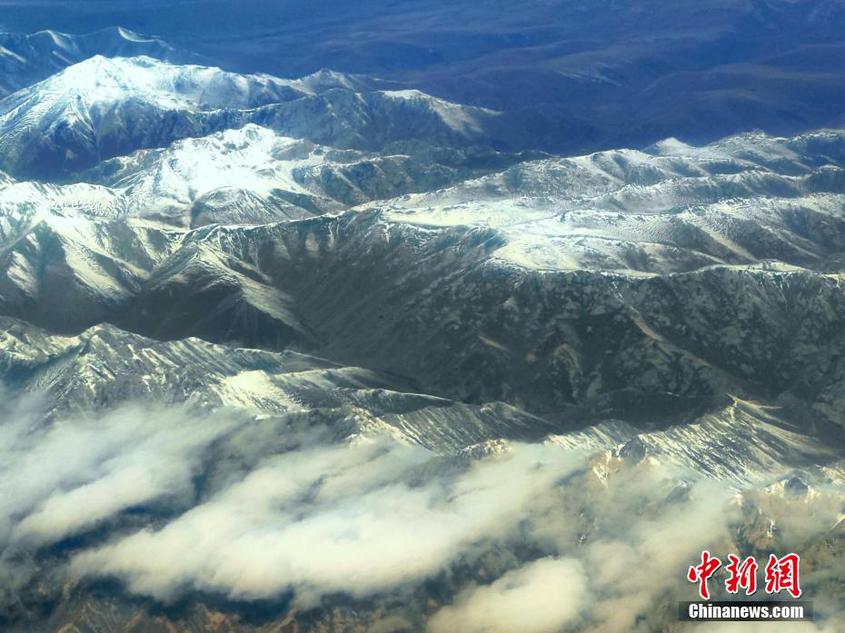 航拍巍巍天山雄壯雪景：峰巒疊嶂 氣勢(shì)磅礴