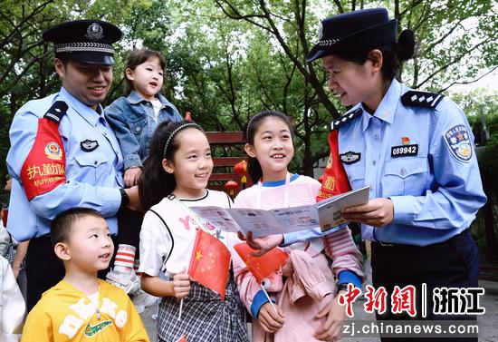 图为:铁路民警开展法制宣传。中新社发 贺瑞明 摄