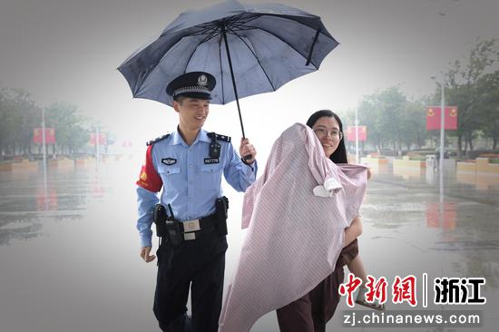 图为:铁路民警帮助旅客。中新社发 贺瑞明 摄