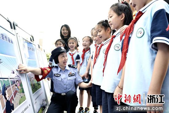 图为:铁路民警开展法制宣传。中新社发 贺瑞明 摄