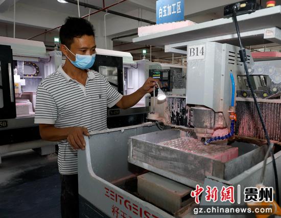 2024年10月8日，工人在贵州省黔南布依族苗族自治州罗甸县工业园区一家玉石产品生产企业加工玉石。