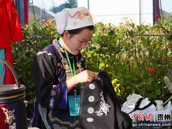 手艺人现场展示马尾绣制作。活动主办方供图