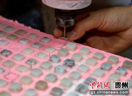 2024年10月8日，工人在贵州省黔南布依族苗族自治州罗甸县工业园区一家玉石产品生产企业加工玉石。