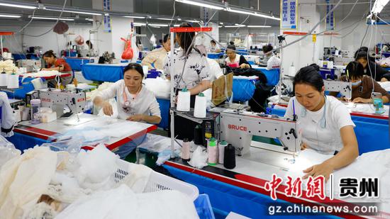 2024年10月8日，工人在贵州省黔南布依族苗族自治州罗甸县工业园区一家服装加工企业加工服饰。