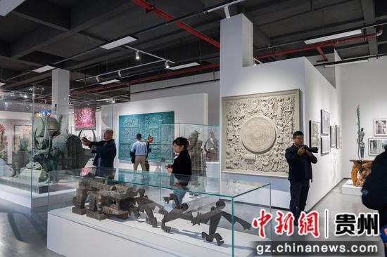 图为刘雍美术馆展出作品《欢乐鼓》。唐哲 摄