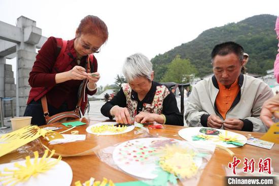 10月11日，市民在体验制作茱萸福框。记者瞿宏伦摄