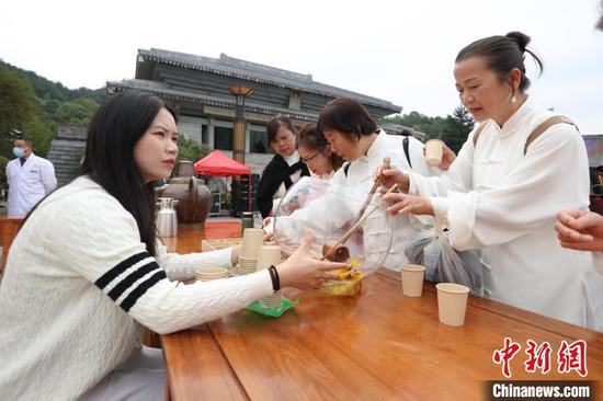 10月11日，市民在菊花重阳宴打卡点品菊花茶。记者瞿宏伦摄