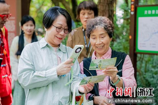 市民拍摄“我陪父母游灵隐”活动门票留作纪念。主办方供图
