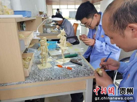 研发室工作人员在雕刻手办模型   张红艳摄