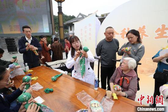 10月11日，市民在体验制作金秋养生锤。记者瞿宏伦摄