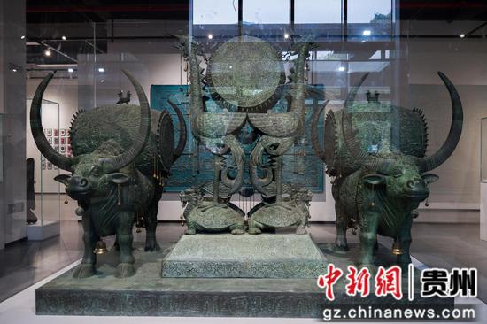 参观者在刘雍美术馆参观拍照。唐哲 摄