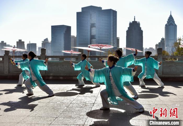 10月10日，新疆烏魯木齊市紅山公園，2024年烏魯木齊市“共享健康·共享太極”千人太極文化節(jié)活動(dòng)在此舉行，眾多太極拳愛好者及各族民眾現(xiàn)場展示太極拳及太極器械的精湛技藝，并有資深太極大師為民眾傳授八段錦、太極拳的基礎(chǔ)精髓。中新社記者 劉新 攝