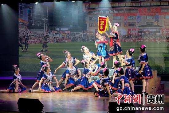 图为文艺演出现场舞蹈表演。陈洋昕摄 图为文艺演出现场舞蹈表演。陈洋昕摄