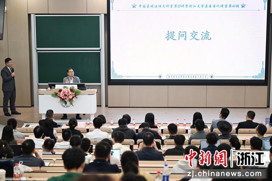 图为:浙江绍兴柯桥区委书记陈豪回答学生的提问。中新社记者 王刚 摄