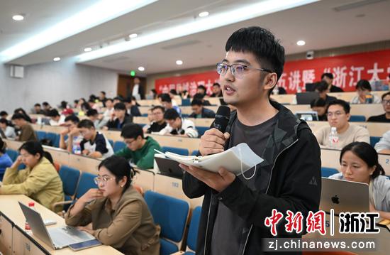图为:现场学生提问交流。中新社记者 王刚 摄