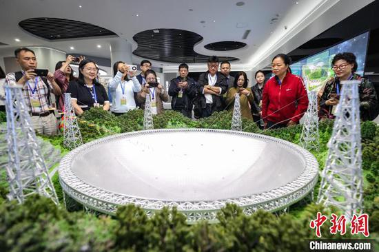 10月12日,海外华文媒体人士在参观“中国天眼FAST”模型。中新社记者 瞿宏伦 摄 10月12日,海外华文媒体人士在参观“中国天眼FAST”模型。中新社记者 瞿宏伦 摄