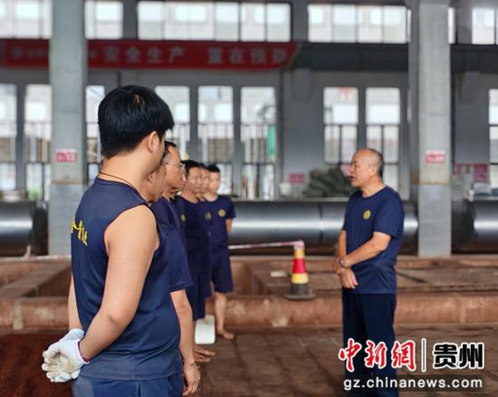 仁怀市金酱酒业下沙现场。 余甚君摄 仁怀市金酱酒业下沙现场。 余甚君摄