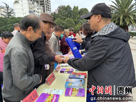 赫章县开展第35个国际减灾日宣传活动。谢雨 摄 赫章县开展第35个国际减灾日宣传活动。谢雨 摄