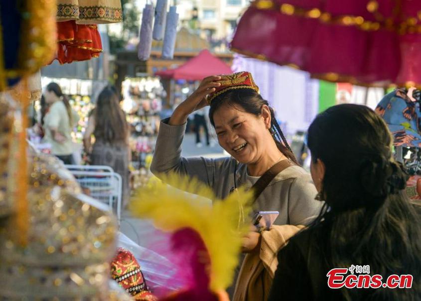 Tourists visit the Xinjiang International Grand Bazaar in Urumqi, northwest China's Xinjiang Uyghur Autonomous Region, Sept. 12, 2024. (Photo: China News Service/Liu Xin)