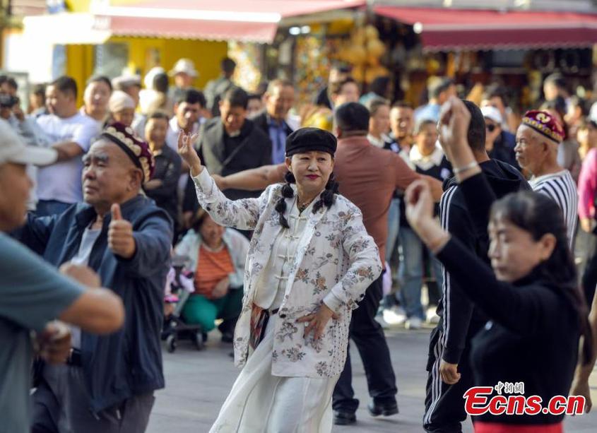 Tourists visit the Xinjiang International Grand Bazaar in Urumqi, northwest China's Xinjiang Uyghur Autonomous Region, Sept. 12, 2024. (Photo: China News Service/Liu Xin)

