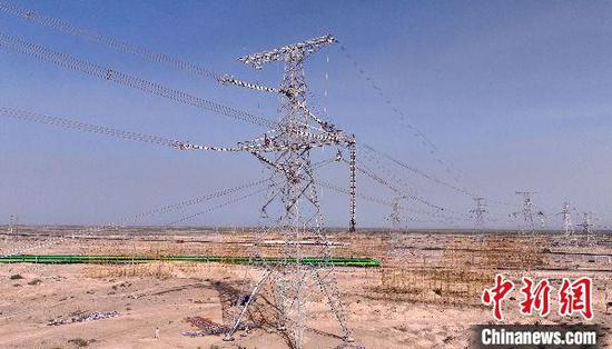 A 750 kilovolt ultra-high voltage (UHV) power transmission project, key to building a power transmission loop line around the Tarim Basin, in northwest China's Xinjiang Uyghur Autonomous Region has been completed, Aug. 28, 2024. (Photo/China News Service)