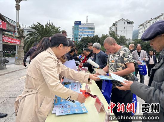 赫章县开展第35个国际减灾日宣传活动。谢雨 摄 赫章县开展第35个国际减灾日宣传活动。谢雨 摄