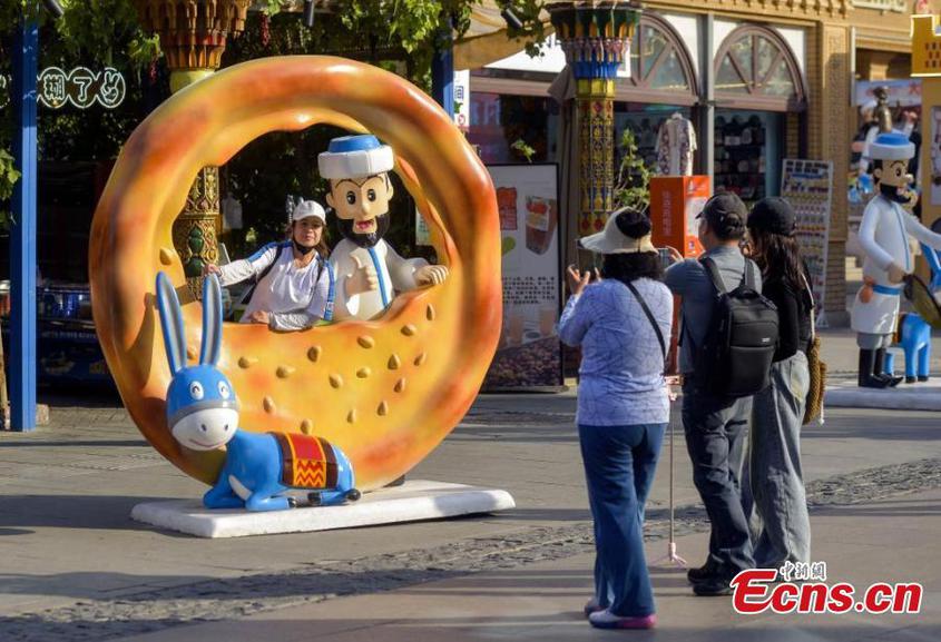 Tourists visit the Xinjiang International Grand Bazaar in Urumqi, northwest China's Xinjiang Uyghur Autonomous Region, Sept. 12, 2024. (Photo: China News Service/Liu Xin)

