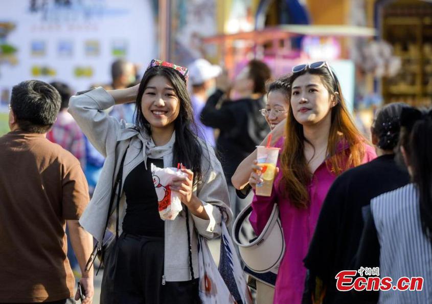 Tourists visit the Xinjiang International Grand Bazaar in Urumqi, northwest China's Xinjiang Uyghur Autonomous Region, Sept. 12, 2024. (Photo: China News Service/Liu Xin)

