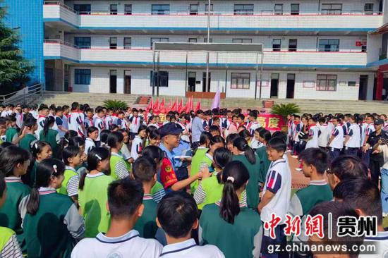 民警走进校园开展反诈宣传 民警走进校园开展反诈宣传