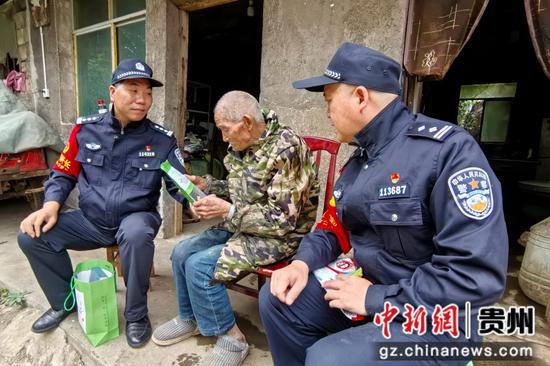 民警对独居老人开展防骗宣传 民警对独居老人开展防骗宣传