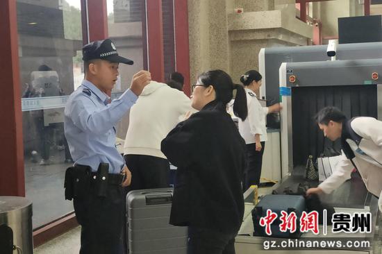 民警对独自出行旅客开展反诈提示 民警对独自出行旅客开展反诈提示