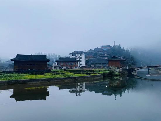 云雾中的台江县南宫镇交密村(邱勤摄) 云雾中的台江县南宫镇交密村(邱勤摄)