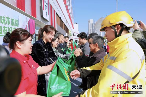 天津肯德基向公交车司机、环卫工人、外卖小哥等群体免费派发余量食物礼包。(主办方供图) 天津肯德基向公交车司机、环卫工人、外卖小哥等群体免费派发余量食物礼包。(主办方供图)