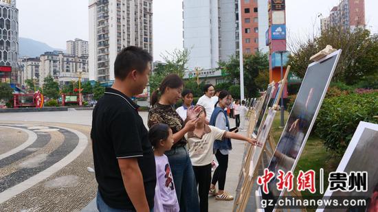 摄影展吸引群众驻足观赏 摄影展吸引群众驻足观赏