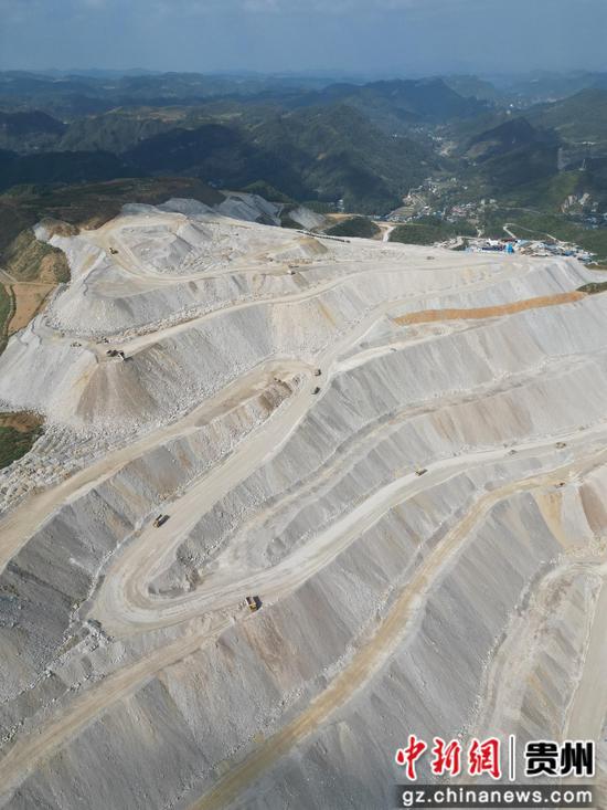 图为贵州磷化集团是国内产能最大的现代化单体露天磷矿山,也是电影《流浪地球1》矿坑取景地。李杰摄