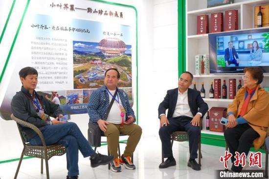 图为海外华文媒体人士在百孚万户寨采访侨商吴剑平(右2)。 张月 摄 图为海外华文媒体人士在百孚万户寨采访侨商吴剑平(右2)。 张月 摄
