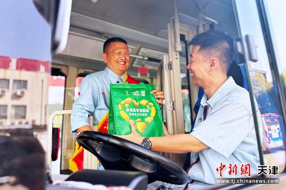 公交驾驶员获得余量食物礼包。(主办方供图) 公交驾驶员获得余量食物礼包。(主办方供图)