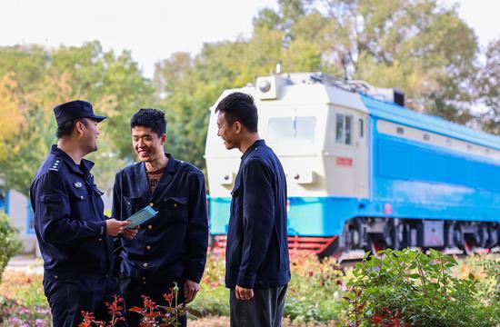 2024年10月18日，哈密公安處刑警支隊(duì)民警向企業(yè)新入職大學(xué)生發(fā)放宣傳資料并“一對一”講解防范電信詐騙常識。