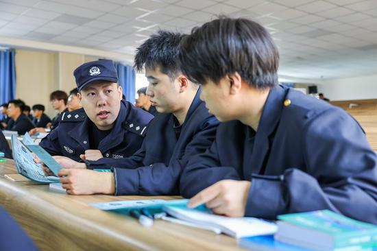 2024年10月18日，哈密公安處刑警支隊(duì)民警向企業(yè)新入職大學(xué)生發(fā)放宣傳資料并“一對一”講解防范電信詐騙常識。