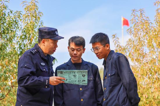 2024年10月18日，哈密公安處刑警支隊民警向企業(yè)新入職大學生發(fā)放宣傳資料并“一對一”講解防范電信詐騙常識。