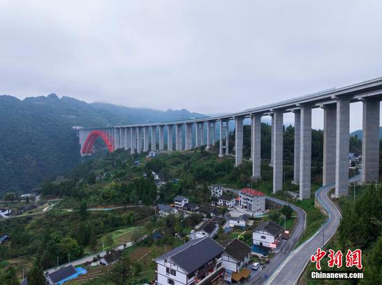图为10月20日，航拍大发渠特大桥与团结村相互映衬，构成一幅美丽的乡村画卷。（无人机照片）