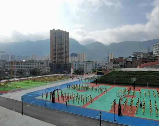 赫章一小学生在新校园运动场开展活动。王永胜 摄 赫章一小学生在新校园运动场开展活动。王永胜 摄
