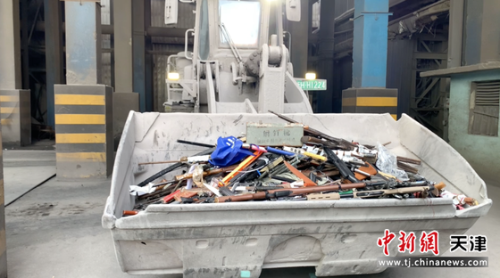 图为集中销毁现场。（天津市公安局供图）
