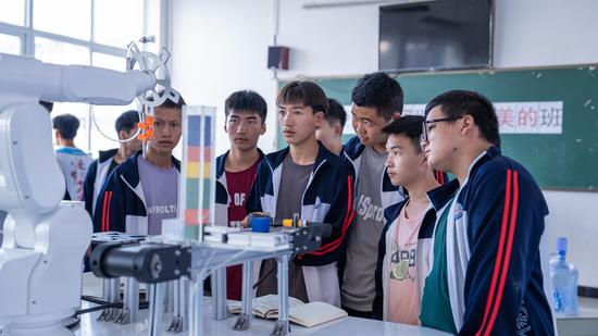 学生们正在学习操作仪器