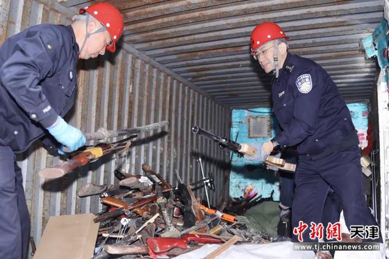 图为集中销毁活动现场。（天津市公安局供图）