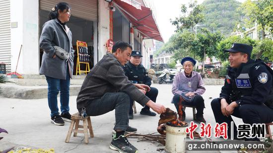 安龙县公安局笃山中心派出所所长王鹏组织开展现场调解。 殷选择摄
