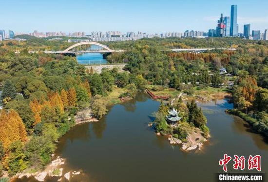 图为10月23日,航拍贵阳市观山湖公园秋景。(无人机照片)唐哲 摄 图为10月23日,航拍贵阳市观山湖公园秋景。(无人机照片)唐哲 摄