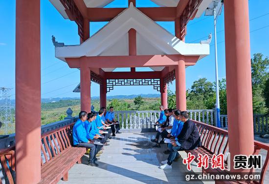 安龙县公安局笃山中心派出所开展调解和宣传。张好勇摄