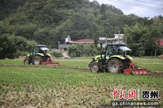 翻犁机正在翻犁田地 翻犁机正在翻犁田地